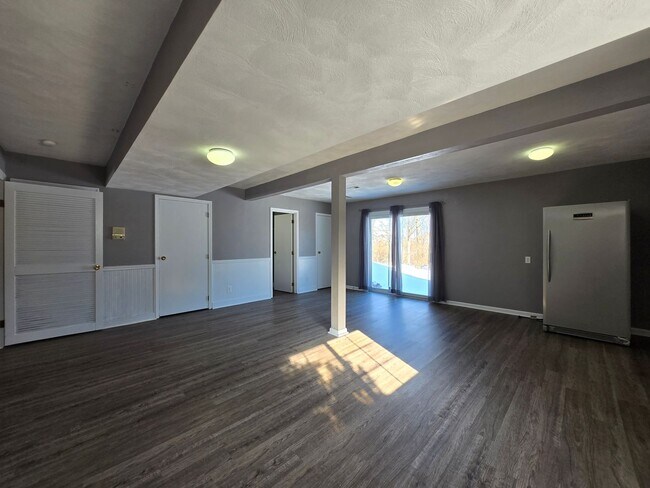 Building Photo - Spacious 5-Bedroom Family Home