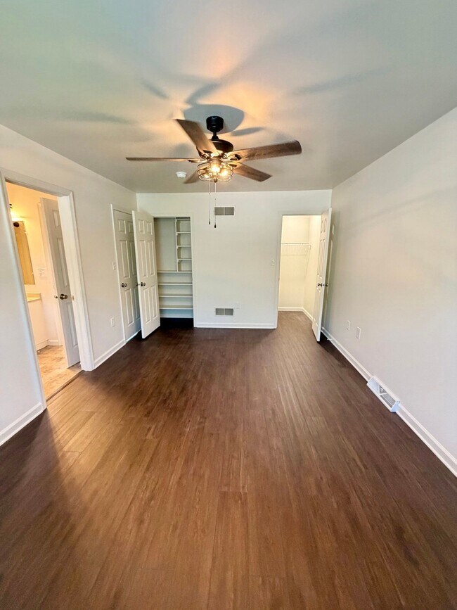 Building Photo - 33 Park View Dr