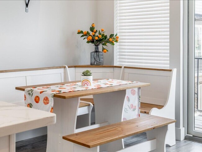 Building Photo - Flexible Lease Lengths! Furnished Southside Townhome