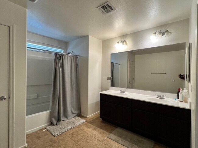 Building Photo - 2880 E Binner Dr