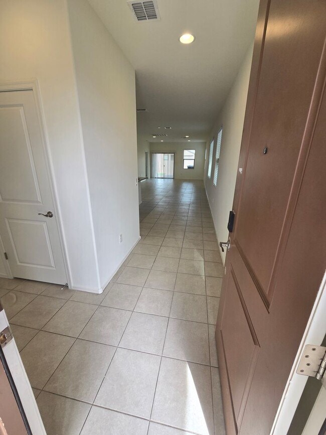 Building Photo - Like-New Home in Southeast Tucson’s Most Desirable Neighborhood!