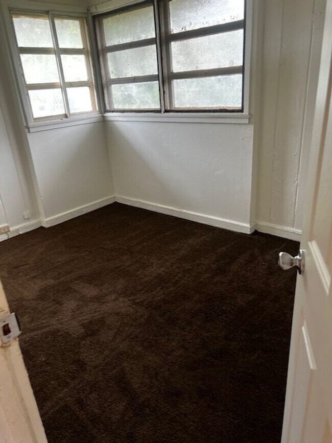 Building Photo - Partly Furnished 2 bedroom 1 bath Single Family Home