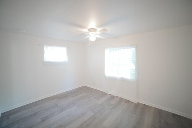 Building Photo - 1118 Louise Dr
