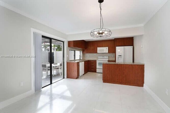 Building Photo - 4732 SW 67th Ave