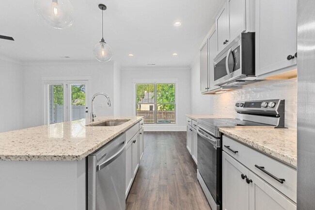 Building Photo - Lee Street B3