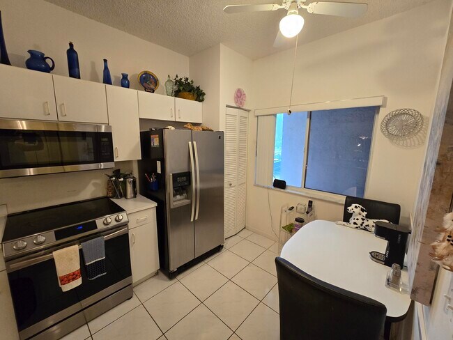 Building Photo - 5084 Rose Hill Dr