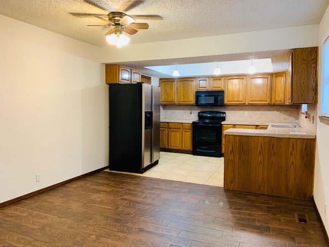 Building Photo - 3 Bed | 2 Bath | 2 Car Garage - Duplex - UNDER $1000 per month - Putnam City Schools