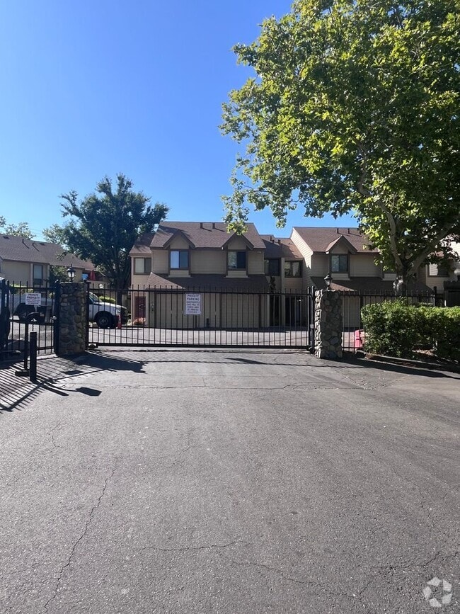 Building Photo - NICE UPDATED CONDO IN ROLLINGWOOD POINTE!!