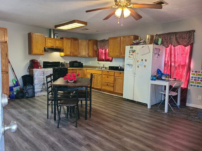 Building Photo - 2365 Cousins St