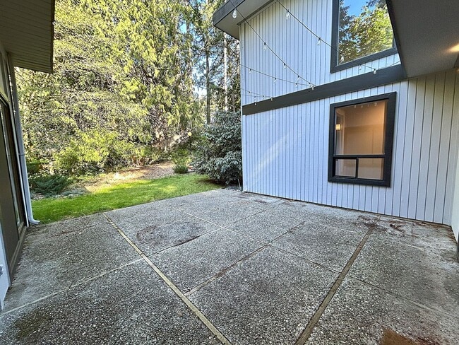 Building Photo - Gorgeous mid century modern home featuring...