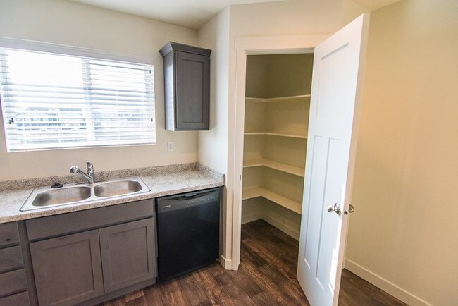 Building Photo - THE LOCHS! Gorgeous Townhome