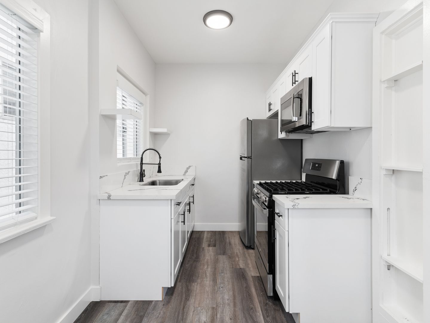 Building Photo - 608 W 6th St