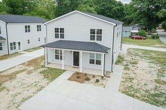 Building Photo - 3 Bed/2.5 Bath Home!