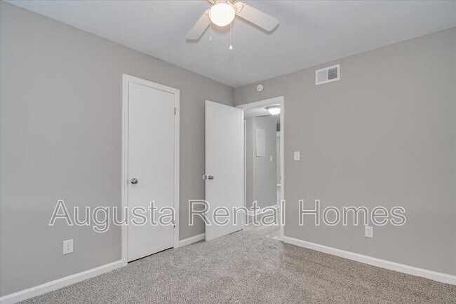 Building Photo - 168 Conifer Dr