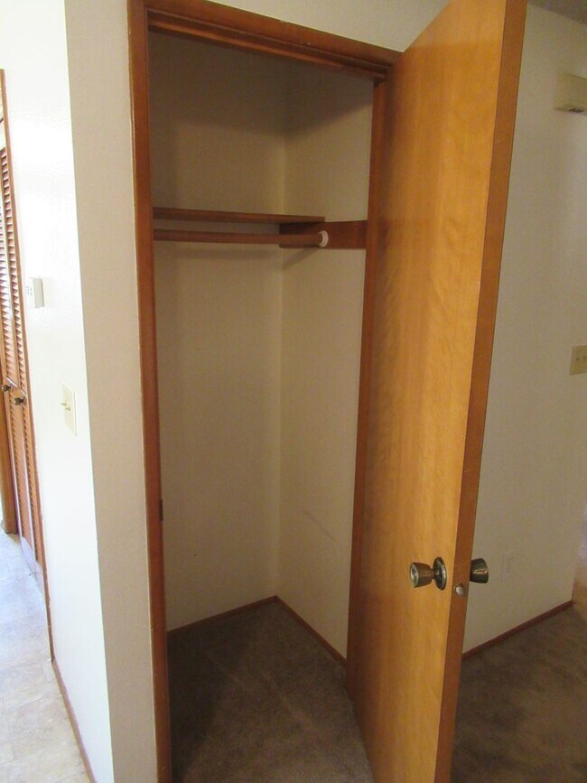 Building Photo - Large Two Bedroom w/ Garage