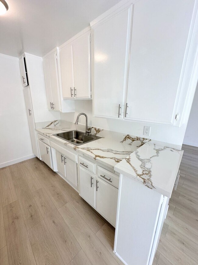 Building Photo - Highly updated 1bd/1ba in Canoga Park, Chatsworth adjacent! Parking included