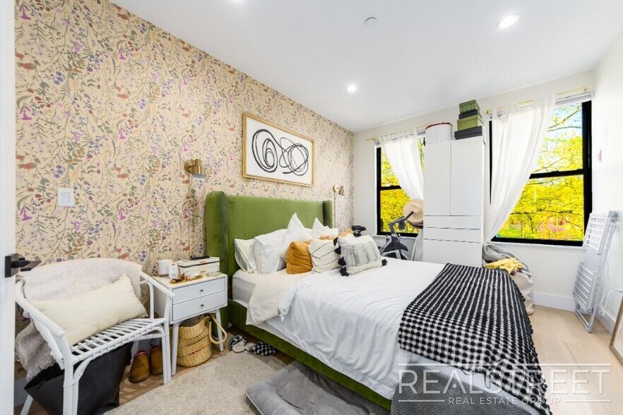 Building Photo - Stunning Renovated 2BR in Bushwick with Stylish Finishes & Spacious Layout