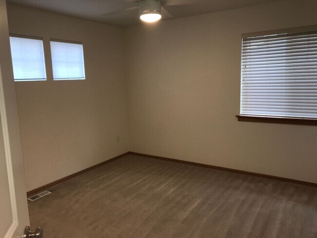 Building Photo - Beautifully Updated 4-Bedroom Home in Desi...