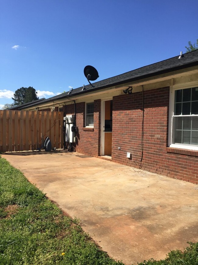 Building Photo - Available Now! Desirable 2 bed 2 bath dupl...