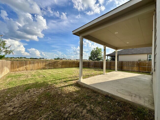 Building Photo - Spacious 4 Bed/2.5 Bath in Seguin with Easy I-10 Access
