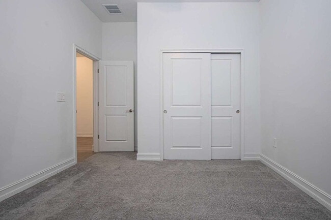 Building Photo - Spacious Like New 4-Bedroom Oasis with 3 F...