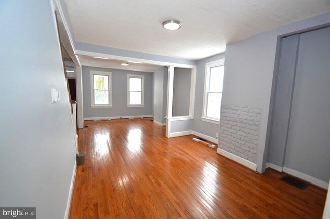 Building Photo - 201 York St