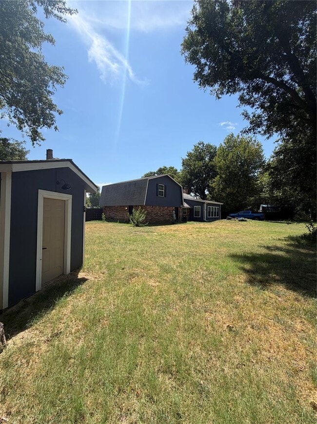 Building Photo - 237 E Mohr Ln