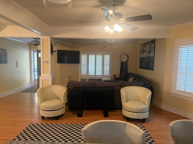 Building Photo - 1039 Clay Ave