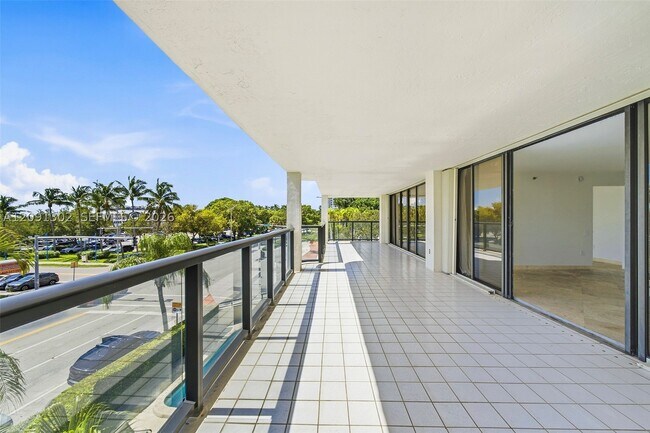 Building Photo - 2575 S Bayshore Dr