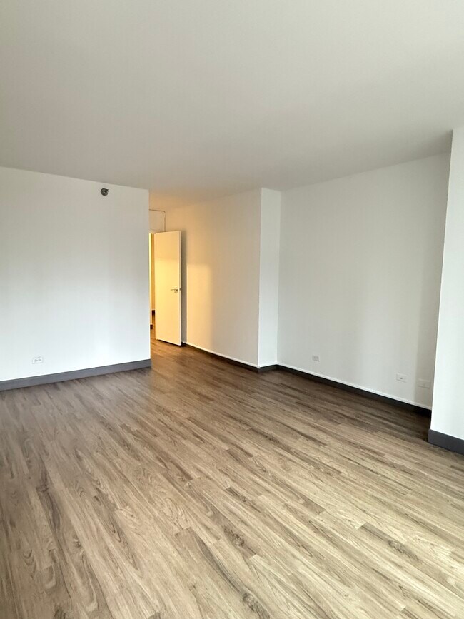 Building Photo - 400 E Ohio St