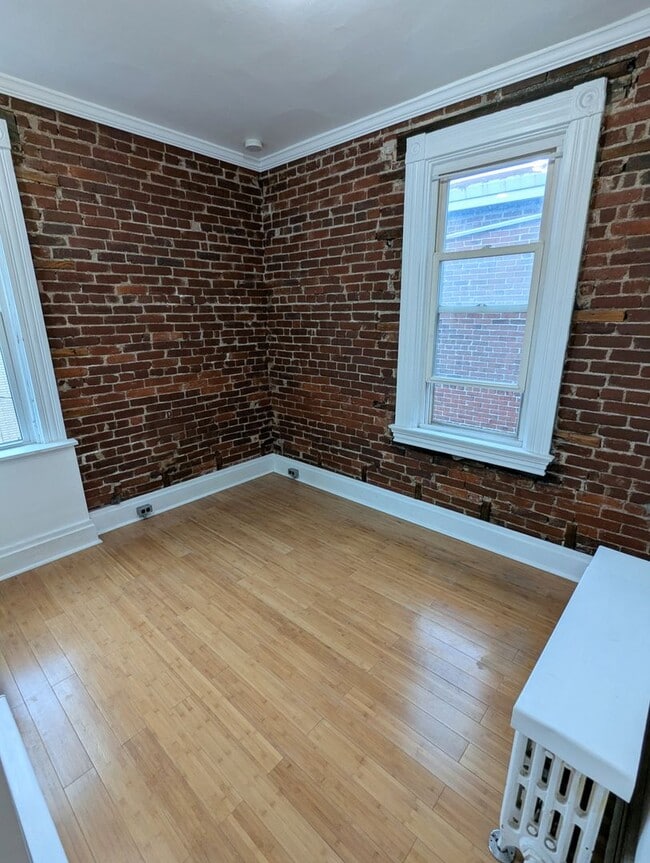Building Photo - 4 Bedroom 1 Bathroom Single Family Home in...