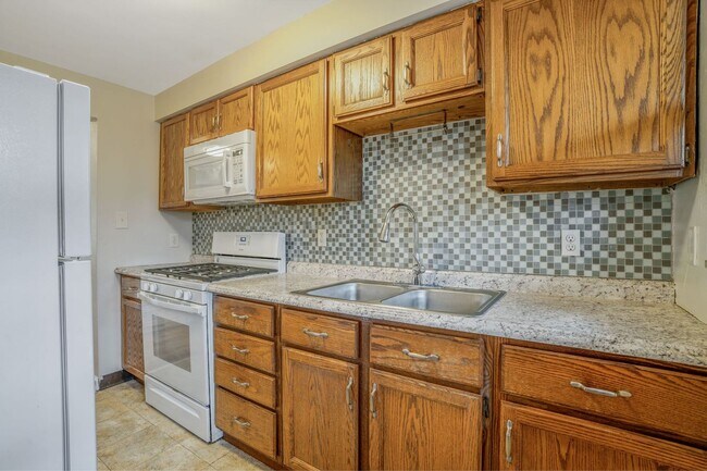 Building Photo - Updated 1 Bedroom with Deck and Garage space!