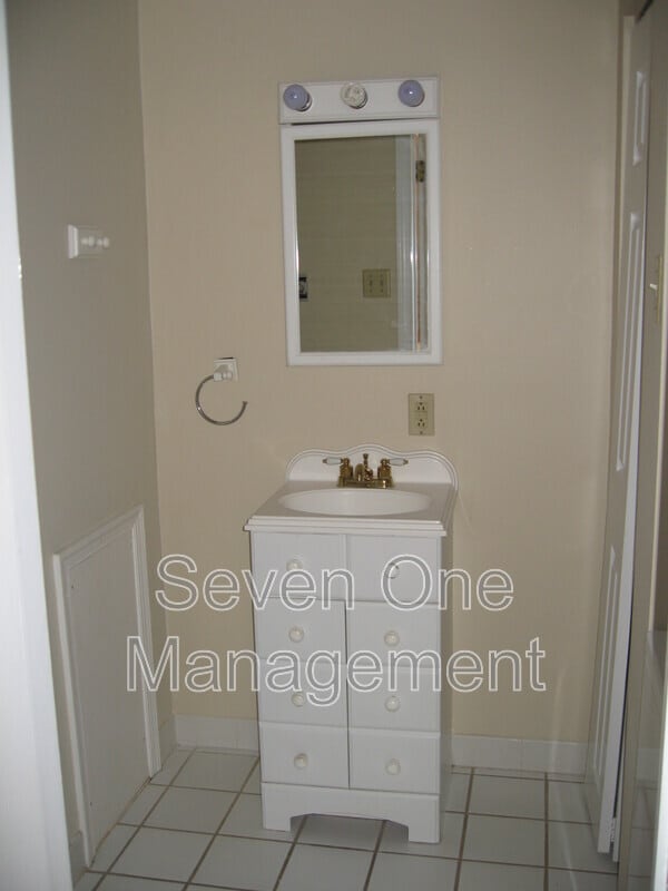 Building Photo - 497 Conarroe St