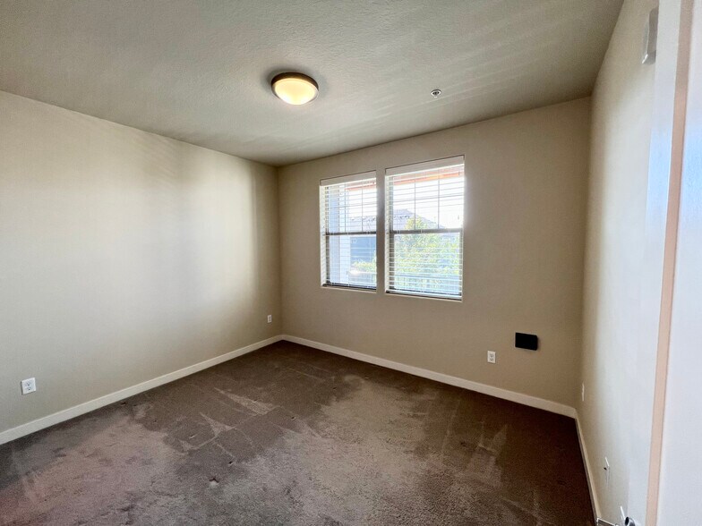 Building Photo - 16322 NW Chadwick Way