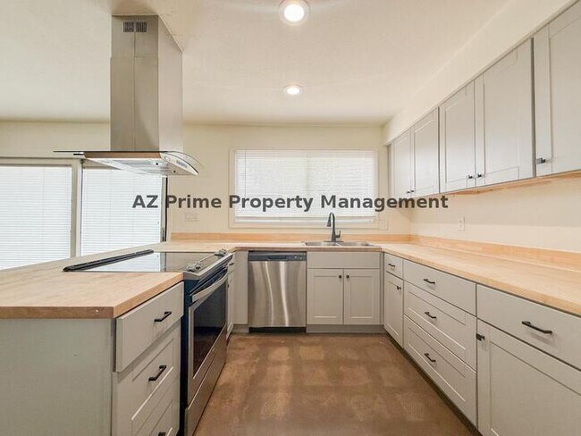 Building Photo - 4440 W Solano Dr N