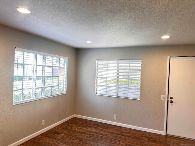 Building Photo - 774 Eastshore Terrace