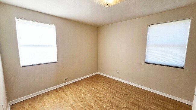 Building Photo - Nichols Hills Adj the Village Two Bed/One ...