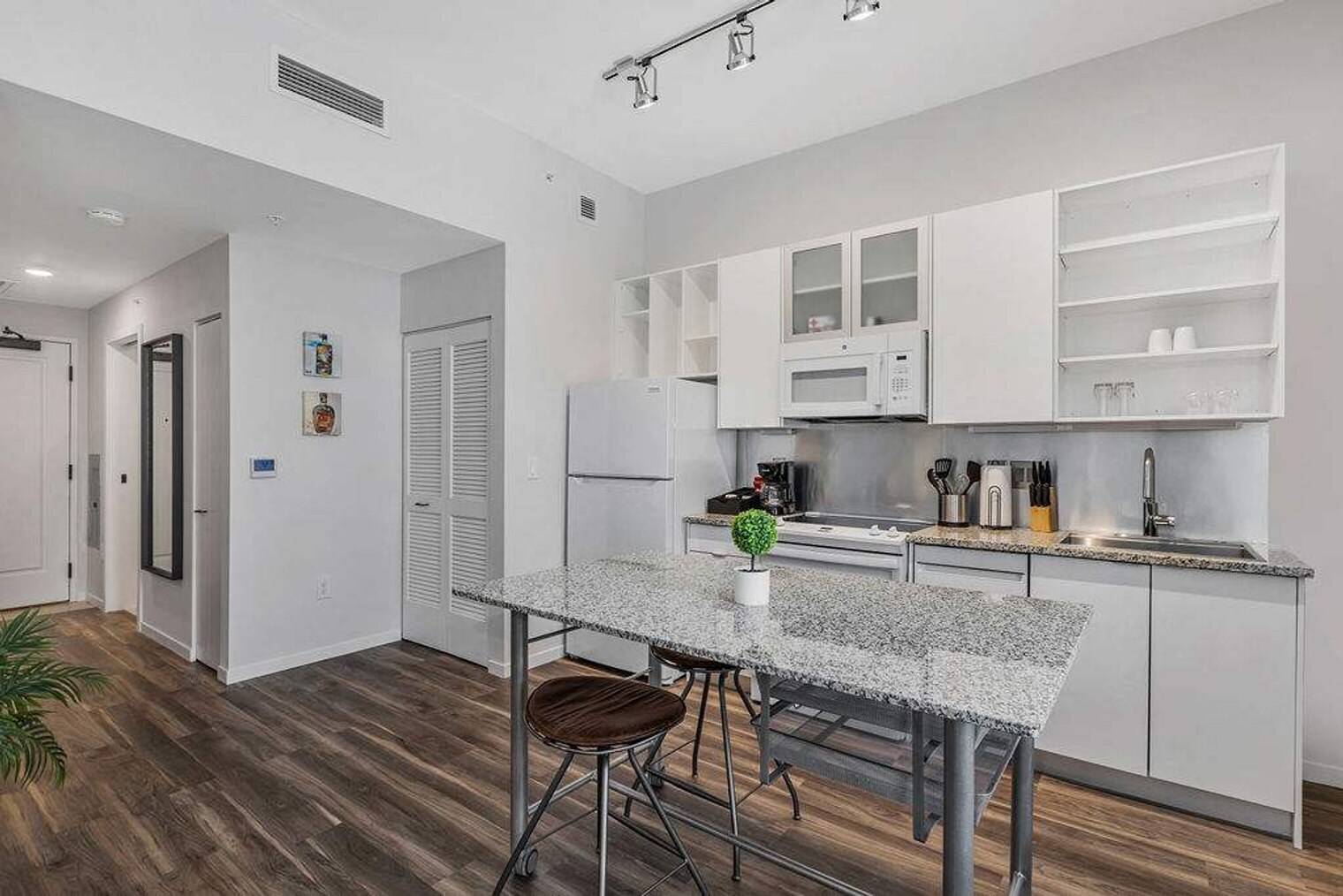 Building Photo - 9-JAN-JAN E 4th St