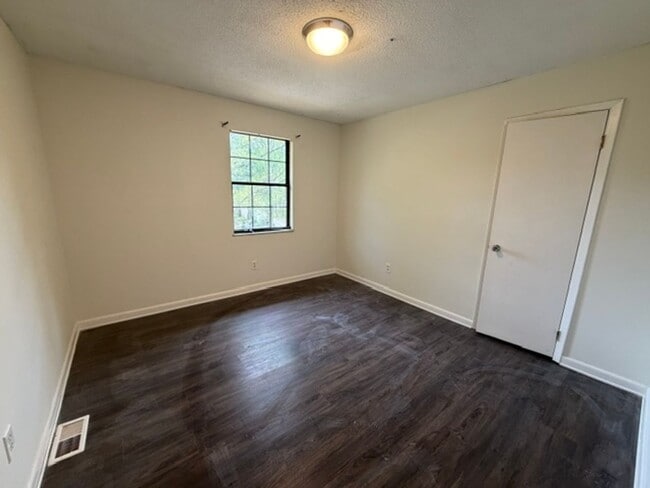 Building Photo - Lenoir City 37771 - 3 bedroom, 2 bath home - Contact Tara Hayes (865) 242-8010