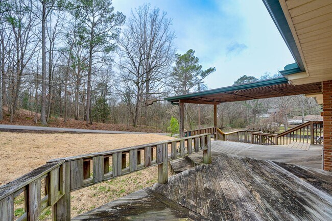 Building Photo - Three Bedroom Two Bathroom House For Rent