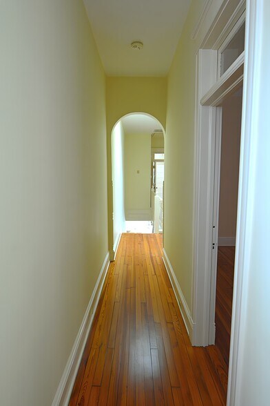 Building Photo - 2025 Grove Ave