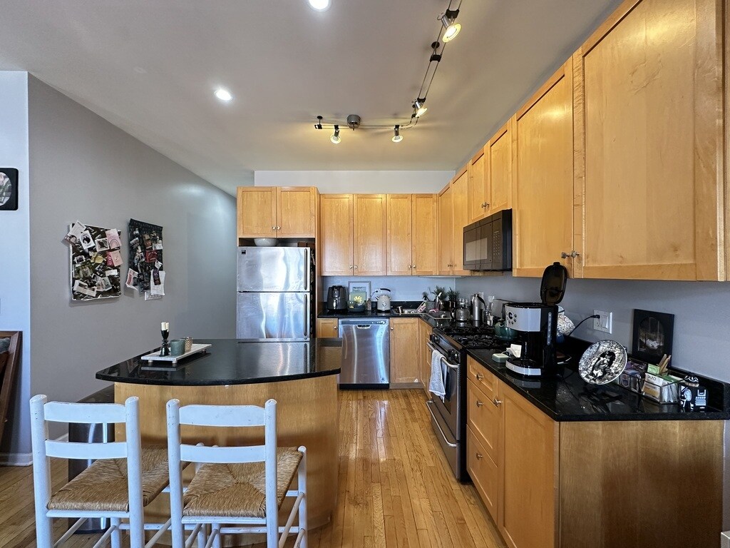 Building Photo - 1743 W North Ave