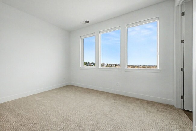 Building Photo - 689 Saddle Dr