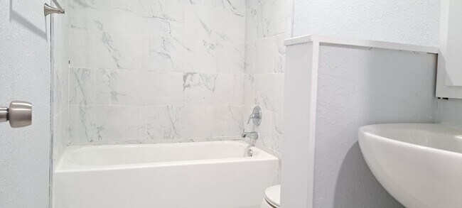 Building Photo - 3 Bedroom in Slaton
