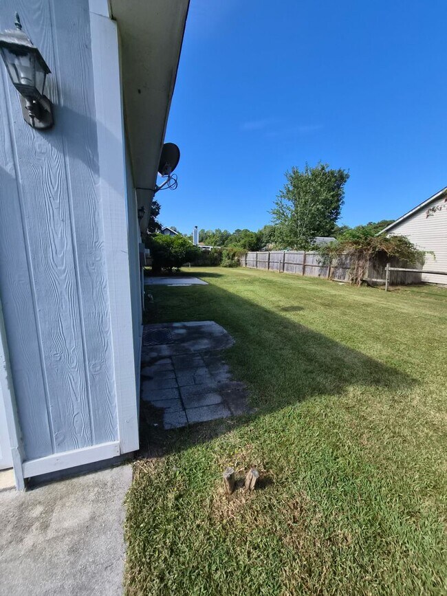 Building Photo - 3 bedroom 2 bath home in Foxtrace subdivision