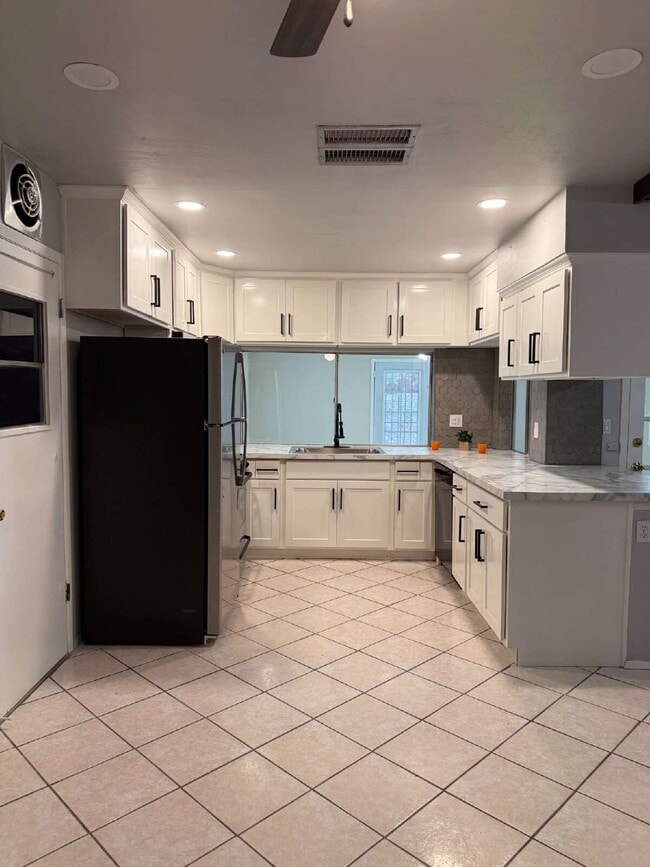 Building Photo - 220 Rio Tinto Dr