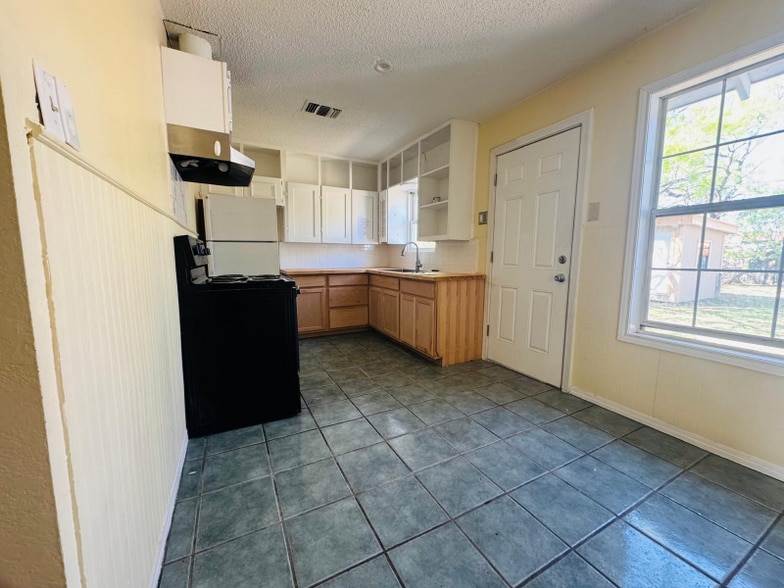 Building Photo - 1405 Hassell St