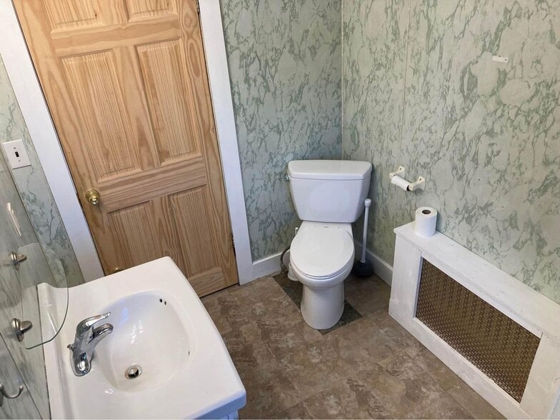 Building Photo - 64 Valley St