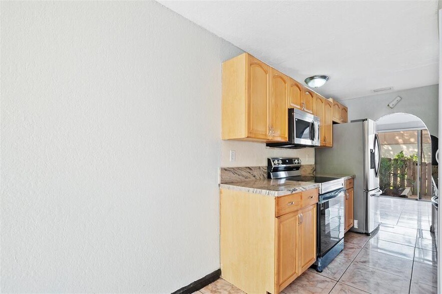 Building Photo - 833 NW 82nd Ave