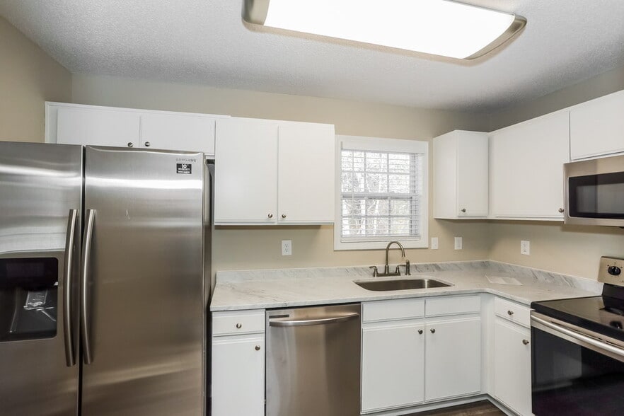 Building Photo - 385 River Trace Dr